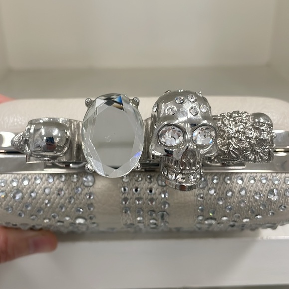 Knuckle clutch in ivory Vegan leather - Picture 3 of 7